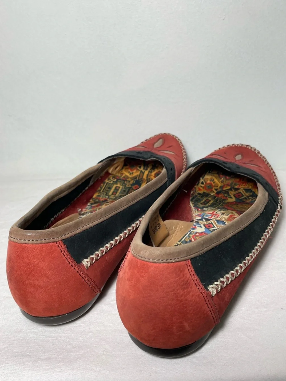 EUC Vintage Hush Puppies Red Black Cutout Moccasins Suede Flats 9